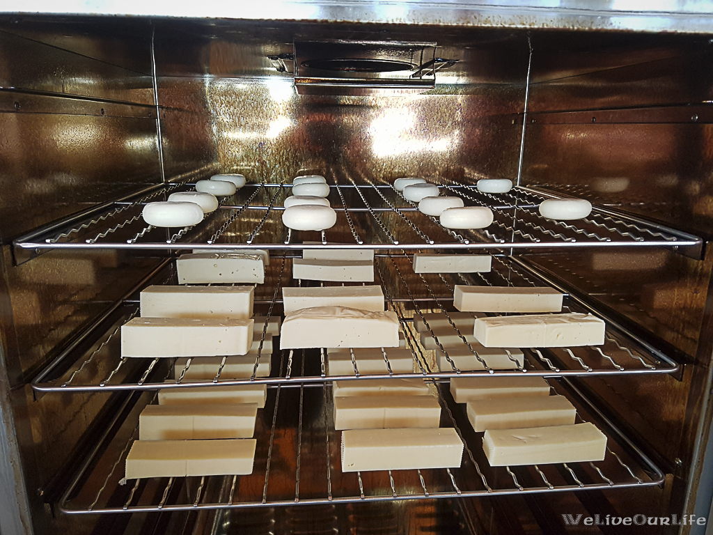 Käse gleichmäßig auf die Roste verteilt und ab damit in den Räucherschrank