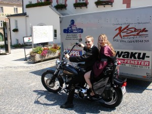 Braut und Bräutigam standesgemäß auf der Harley